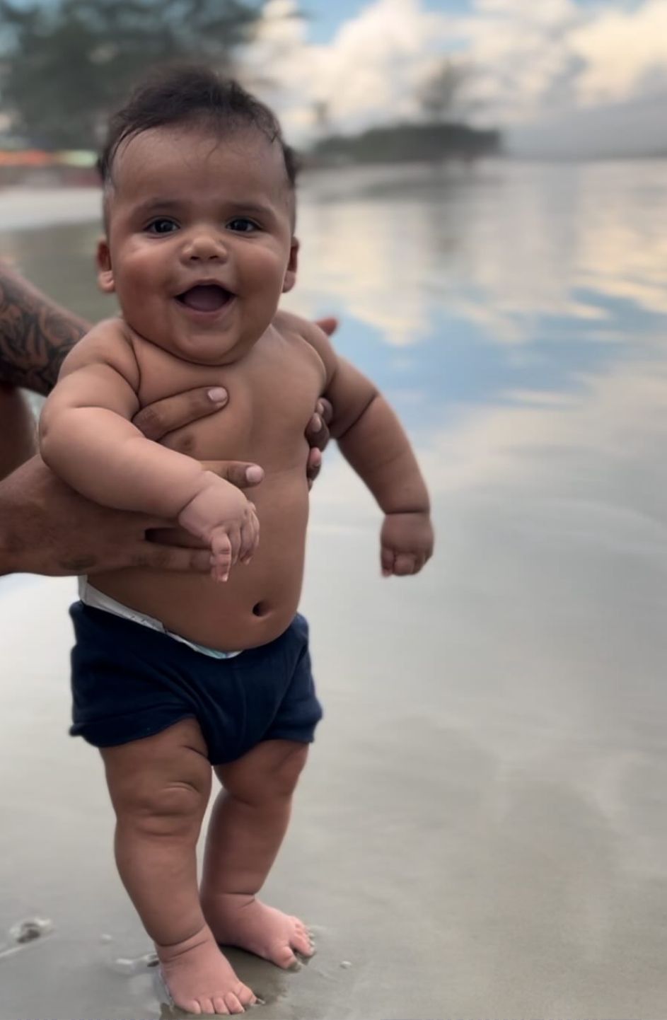 Benício descobrindo a praia
