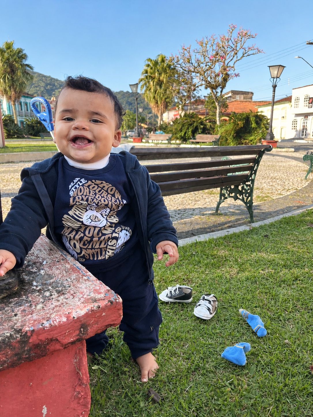 Benício explorando a praça